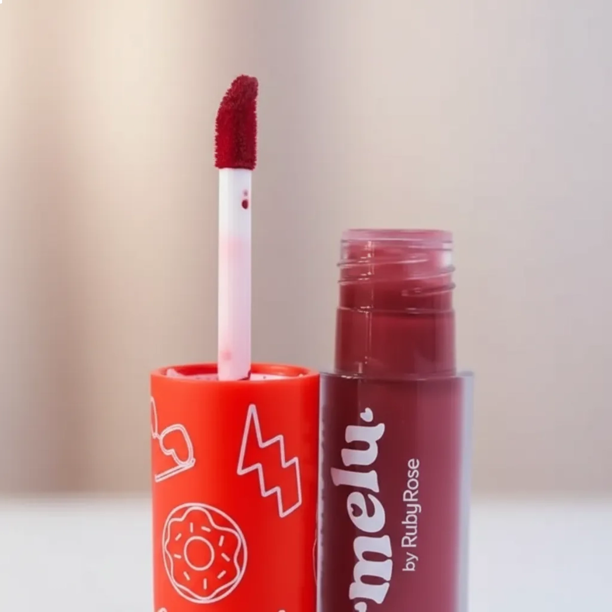 BATOM BLUSH E SOMBRA 3 EM 1 LONGA DURAÇÃO MELU RUBY ROSE BATOM BLUSH E SOMBRA 3 EM 1 LONGA DURAÇÃO MELU RUBY ROSE