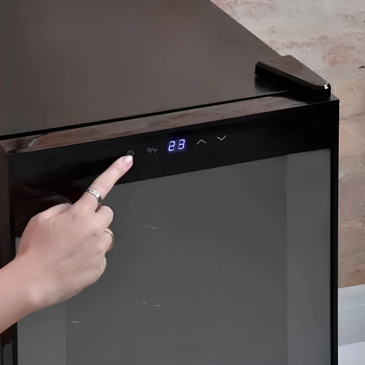 CERVEJEIRA TERMOELETRICA 28 GARRAFAS 127V PRETA EASYCOOLER