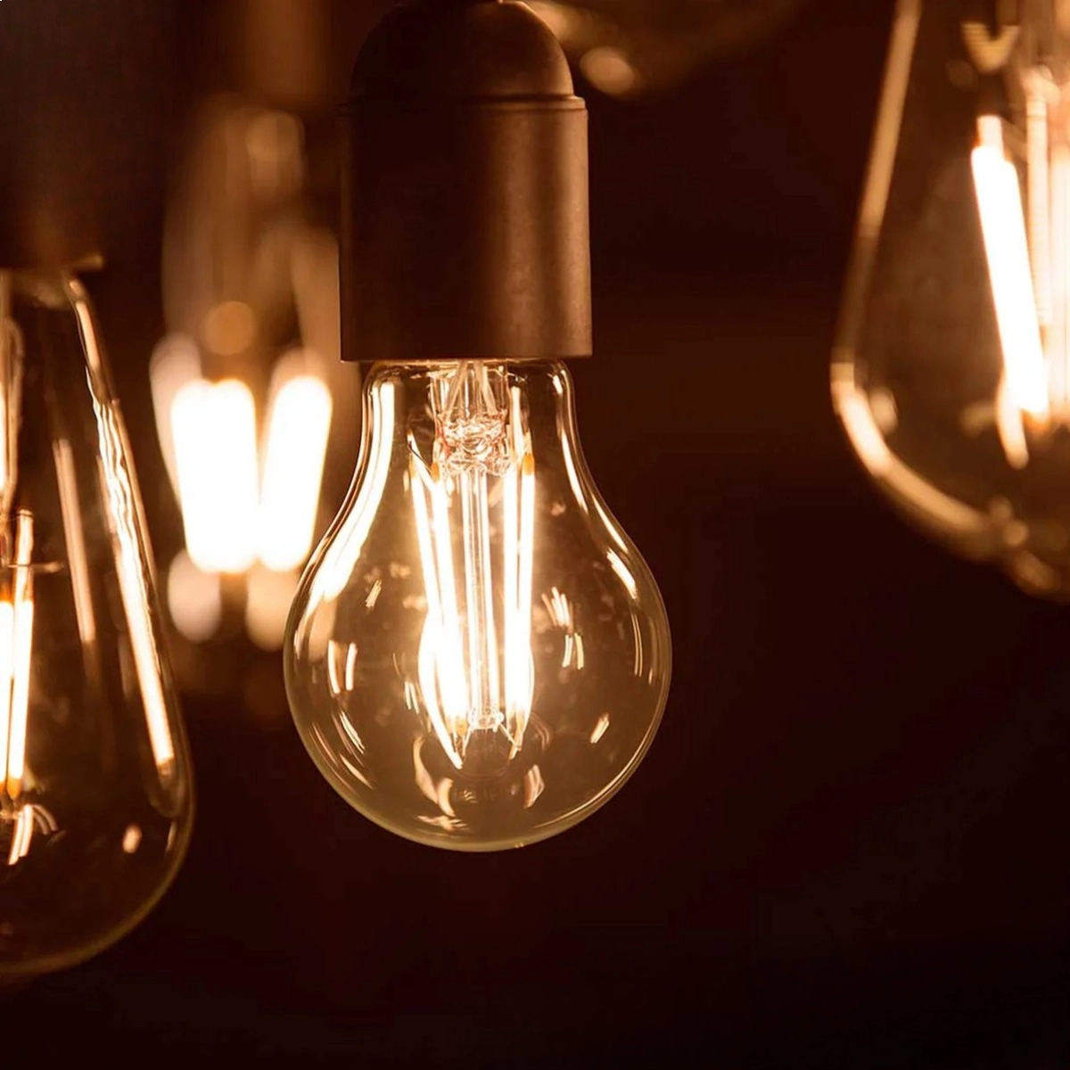 LAMPADA LED RETRO FILAMENTO PHILIPS A60 4W LUZ QUENTE 2500K LAMPADA LED RETRO FILAMENTO PHILIPS A60 4W LUZ QUENTE 2500K