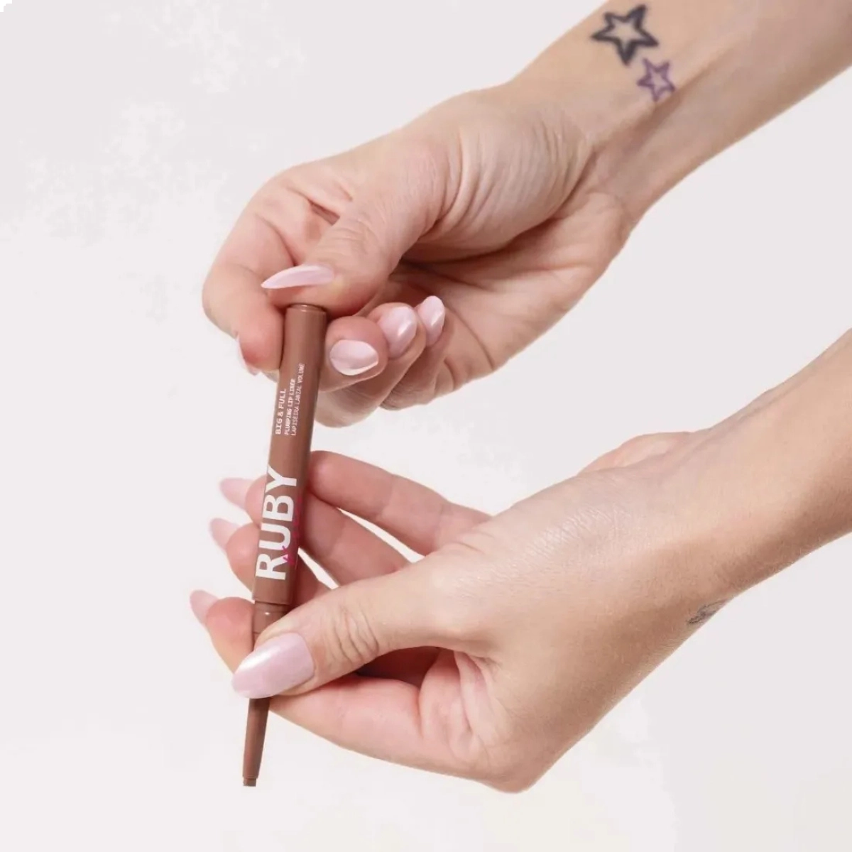 LAPISEIRA LABIAL ALTA FIXAÇÃO RUBY KISSES NUDE BEIGE 