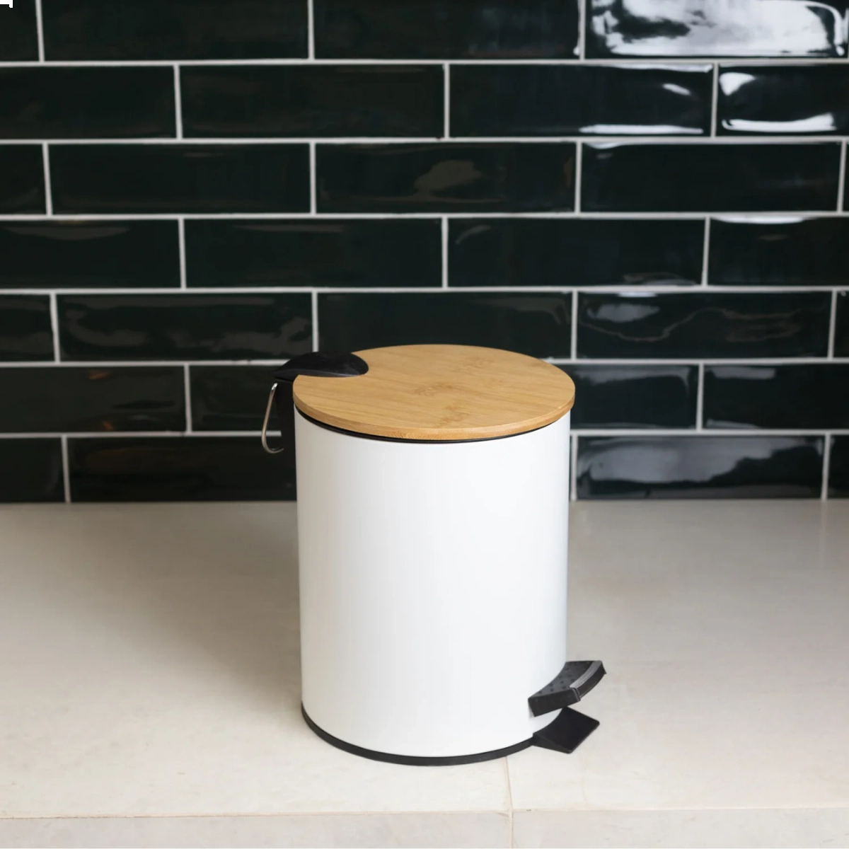 LIXEIRA REDONDA DE METAL COM PEDAL E TAMPA EM BAMBU BRANCA 5L LIXEIRA REDONDA DE METAL COM PEDAL E TAMPA EM BAMBU BRANCA 5L