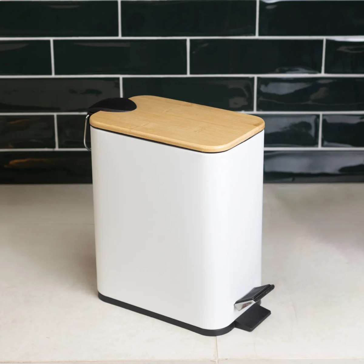 LIXEIRA RETANGULAR DE METAL COM PEDAL E TAMPA EM BAMBU BRANCA 5L LYOR