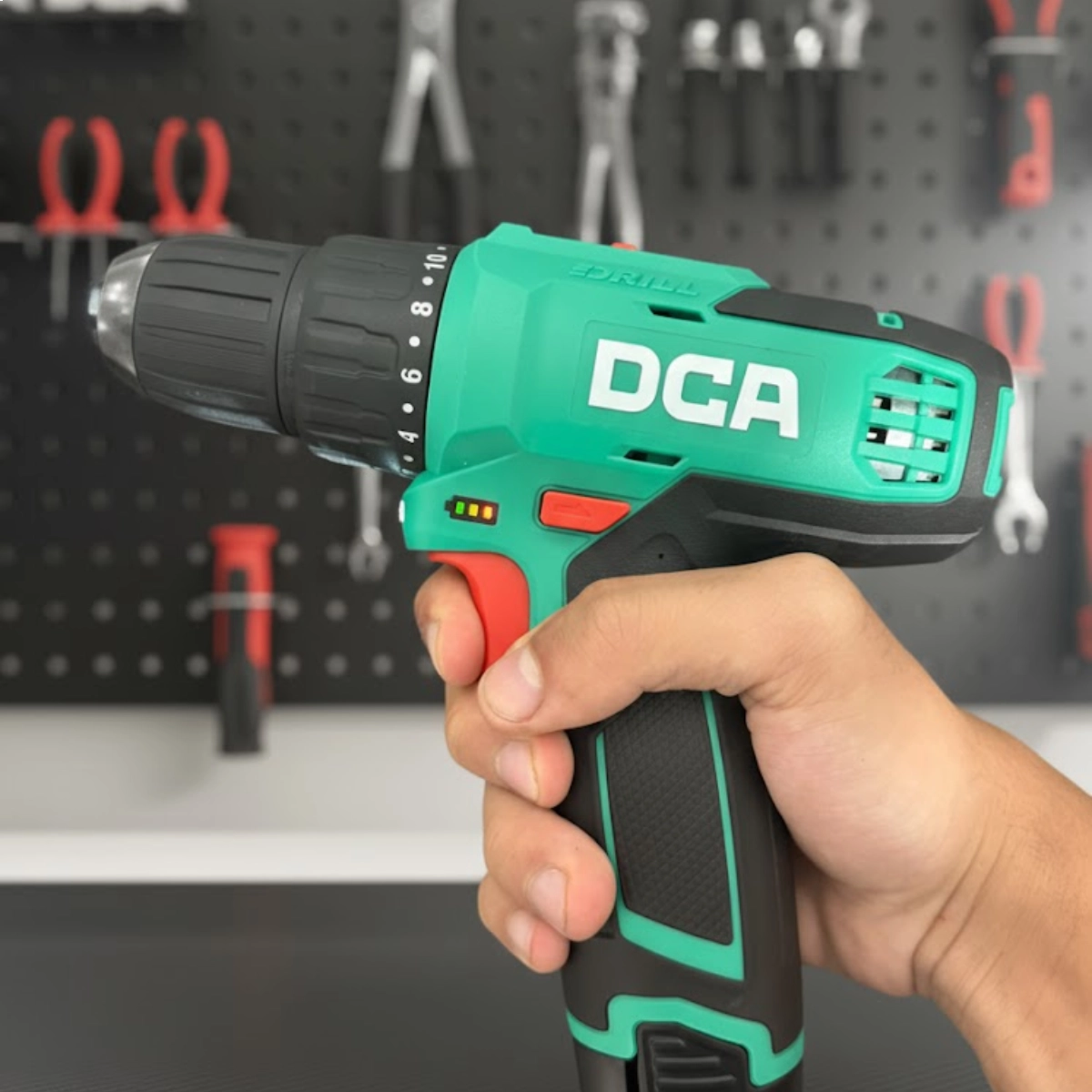 FURADEIRA E PARAFUSADEIRA 3/8 A BATERIA 12V DUPLO TORQUE DCA 18+1 VELOCIDADES FURADEIRA E PARAFUSADEIRA 3/8 A BATERIA 12V DUPLO TORQUE DCA 18+1 VELOCIDADES