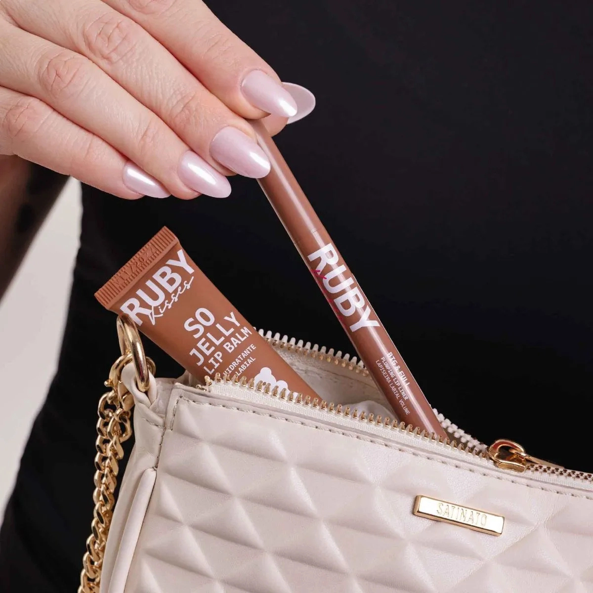 LAPISEIRA LABIAL ALTA FIXAÇÃO RUBY KISSES NUDE BEIGE 