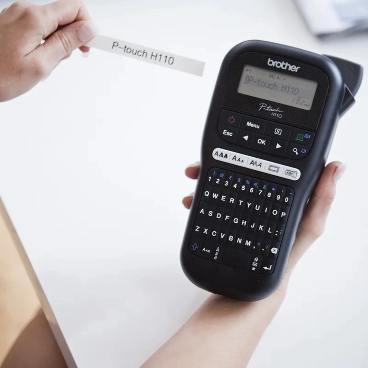 MAQUINA ROTULADORA ELETRONICA PORTÁTIL PRETA BROTHER  - PTH110BK